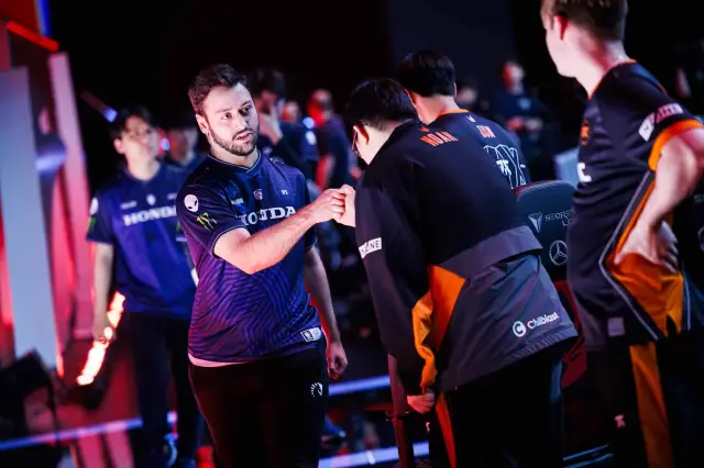 Eain "APA" Stearns of Team Liquid Honda shaking hands with Fnatic during MSI Bracket Stage at Chengdu.