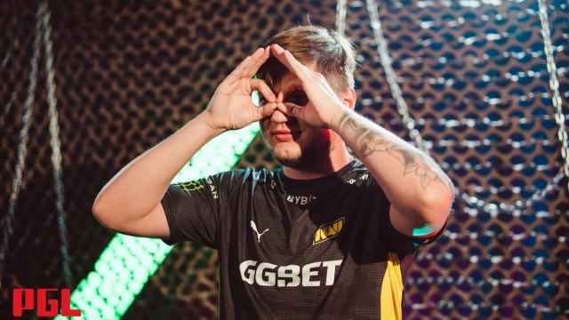 S1mple making a gesture during the media day.