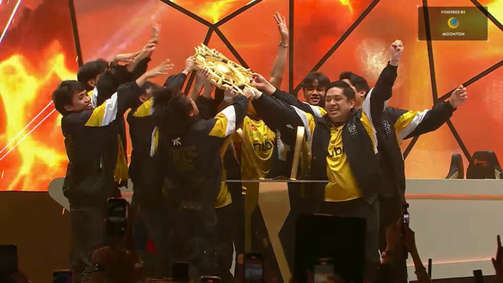 M6 World Champions Fnatic ONIC PH trophy lift