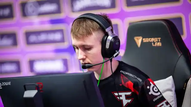 Ropz staring into the monitor at BLAST.tv Paris CS:GO Major.