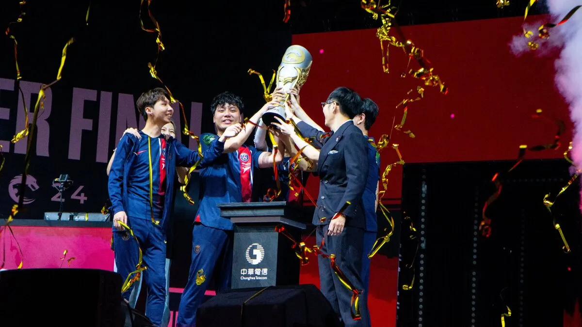 PSG Talon lifting the domestic trophy